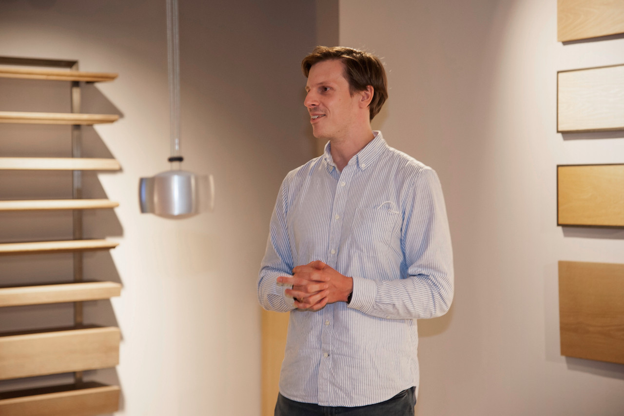 Tobias Kazmaier erläutert uns im Showroom von Schotten & Hansen die unglaubliche Vielfalt an Tönen, in denen man die herrlichen Naturhölzer bekommen kann | Foto: Astrid Prangel