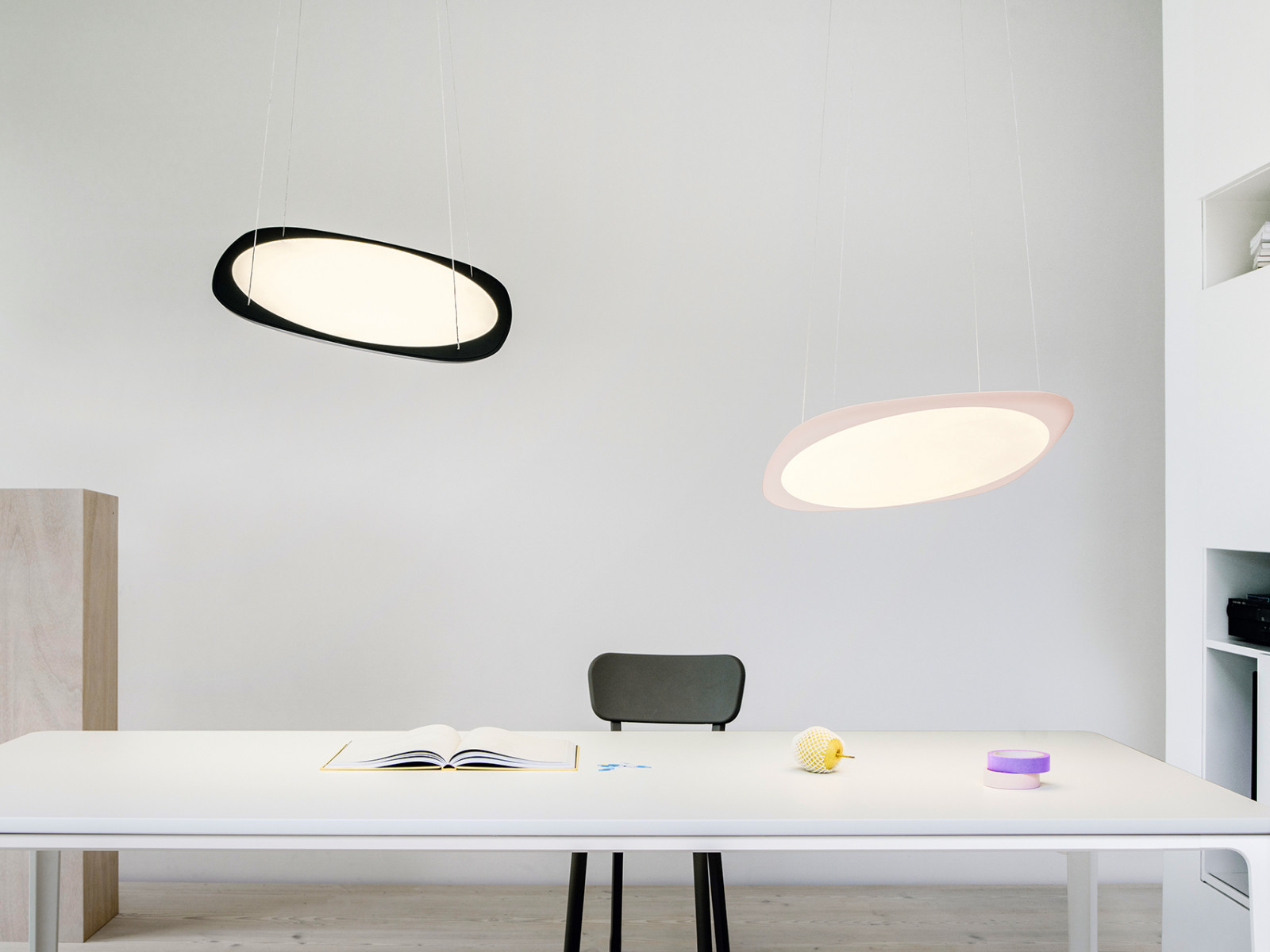 Produkt FLYING in den Farben <em>Black</em> und <em>Rose</em> | Fotograf: Simon Menges
