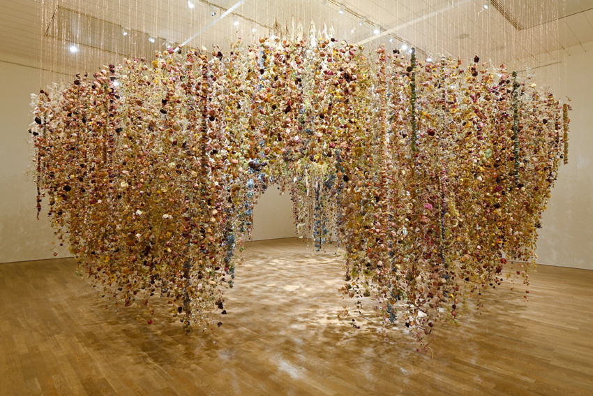 Rebecca Louise Law, Calyx (Installationsansicht), 2023 Kunsthalle München © Rebecca Louise Law