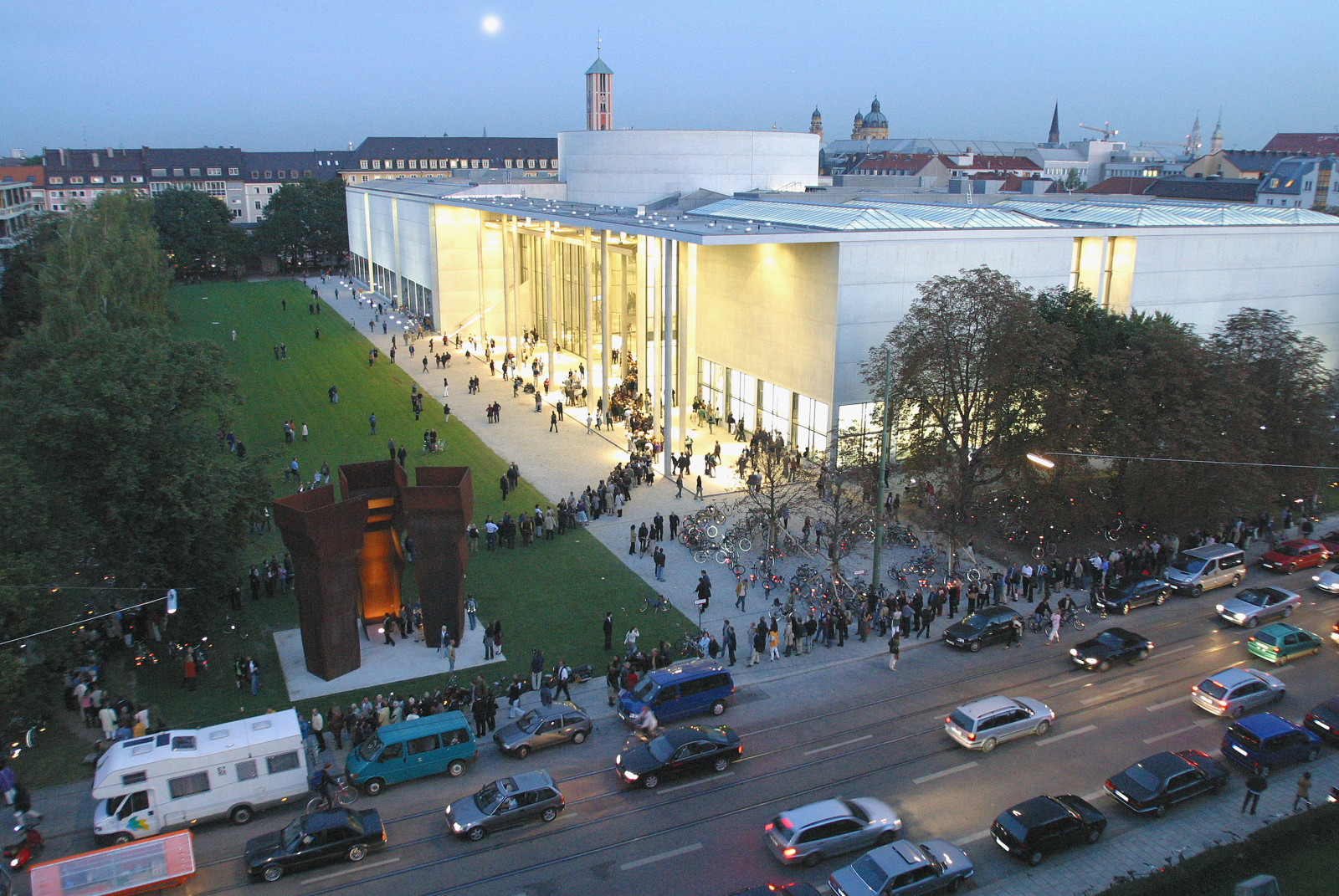 Gut besucht: die Pinakothek der Moderne in der Eröffnungswoche im September 2002 <br>(Foto: Haydar Koyupinar, Bayerische Staatsgemäldesammlungen)