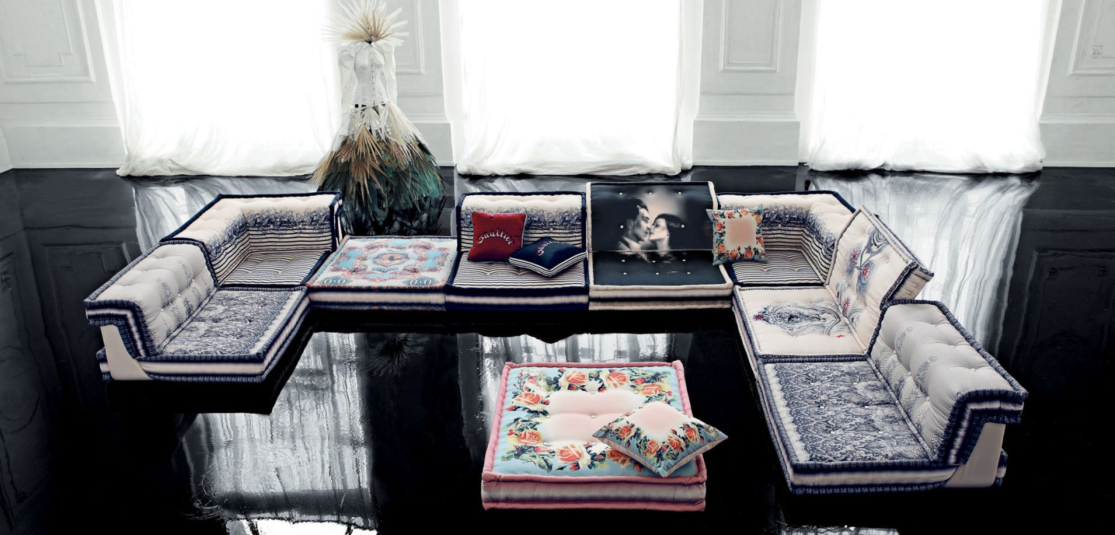 <em>Sofa MAH JONG, Stoff-Design: Jean Paul Gaultier - Foto: Roche Bobois</em>