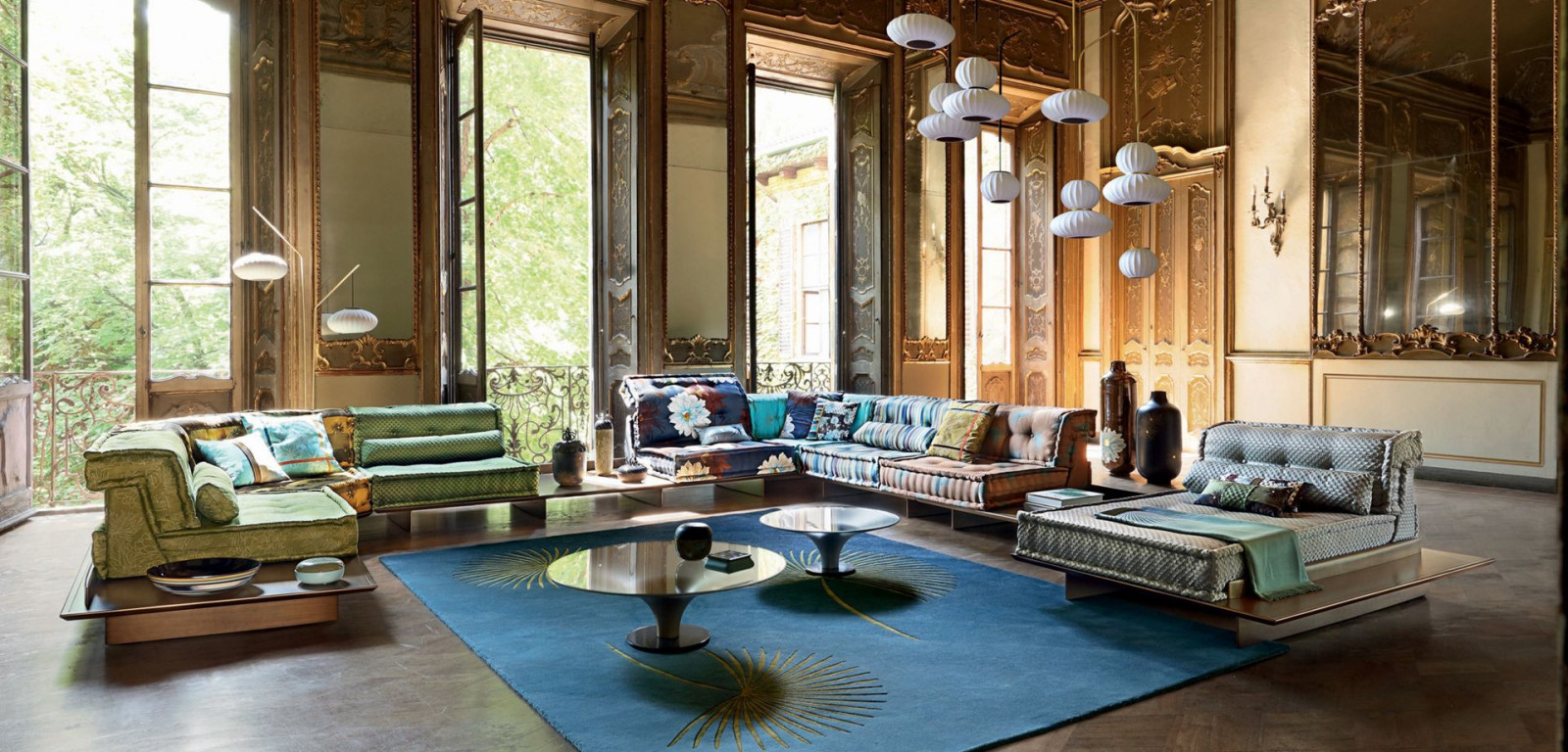 <em>Sofa MAH JONG, Stoff-Design: Kenzo Takada - Foto : Michel Gibert, Baptiste Le Quiniou. Unverbindlich. TASCHEN</em>